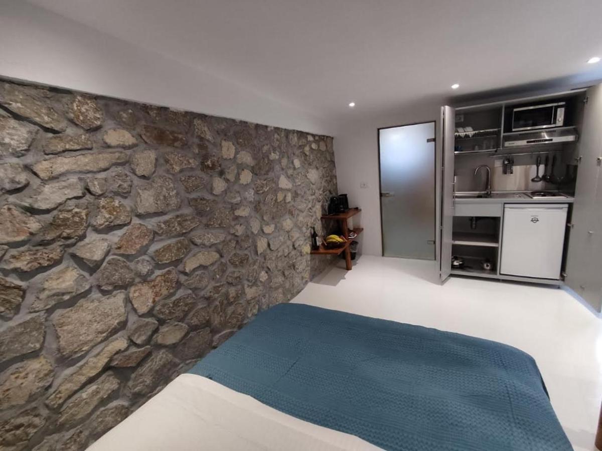 Woodstone Studios & Apartments Santorini Pyrgos Kallistis Exterior photo