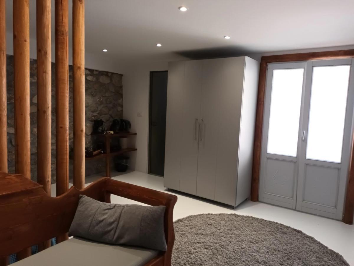 Woodstone Studios & Apartments Santorini Pyrgos Kallistis Exterior photo